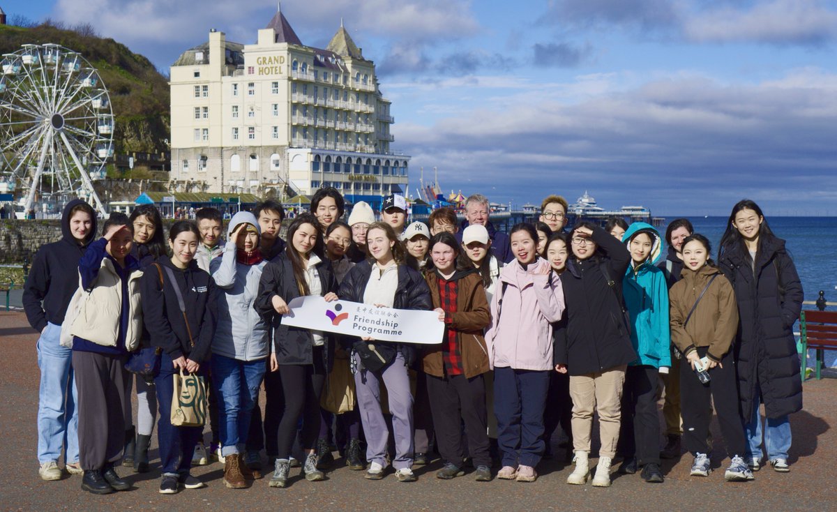 🤩 Last week, @OfficialUoM students from our #Friendship #Programme 🇬🇧🇨🇳 explored the breathtaking scenery of #Wales together.🏴󠁧󠁢󠁷󠁬󠁳󠁿 🏔️ From conquering the Great Orme to soaking up the sun by the seaside🌊, it was an unforgettable journey led by the amazing @JonathSchofield! 🏞️