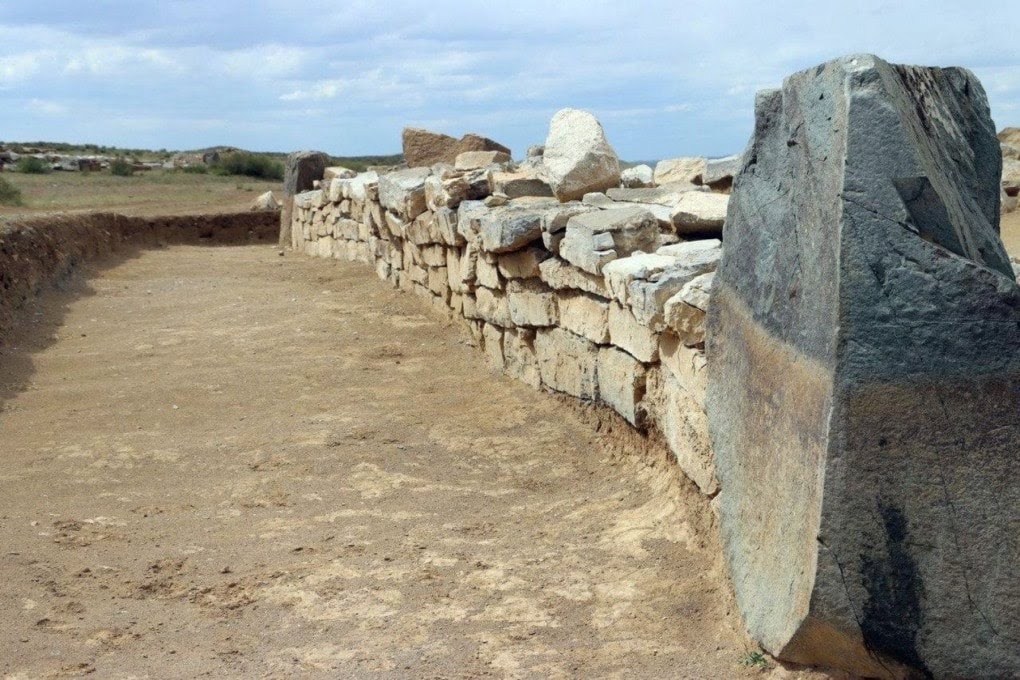 Alcuni resti della prima piramide dedicata al culto del cavallo scoperta a Toktamys, nella steppa asiatica. L'edificio risale a circa 4.000 anni fa #inMezzoAllaSteppa per #VentagliDiParole @VentagliP