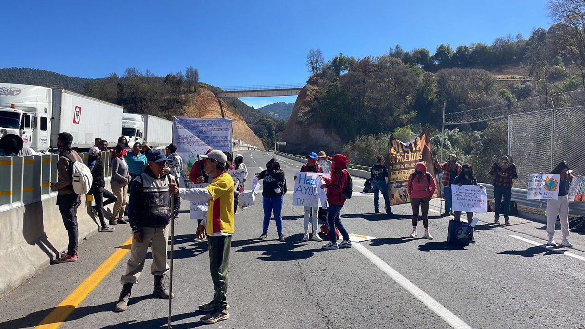 ElInformanteMX's tweet photo. 🎥🔴 #ENVIVO Bloqueo en la autopista #Toluca-#Naucalpan, ante la falta de apoyo de las autoridades de #Lerma, #Edomex para combatir los incendios forestales.
https://t.co/Pqoq1zLMrQ https://t.co/w9kvge00Fe