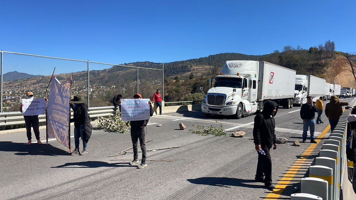 ElInformanteMX's tweet photo. 🎥🔴 #ENVIVO Bloqueo en la autopista #Toluca-#Naucalpan, ante la falta de apoyo de las autoridades de #Lerma, #Edomex para combatir los incendios forestales.
https://t.co/Pqoq1zLMrQ https://t.co/w9kvge00Fe