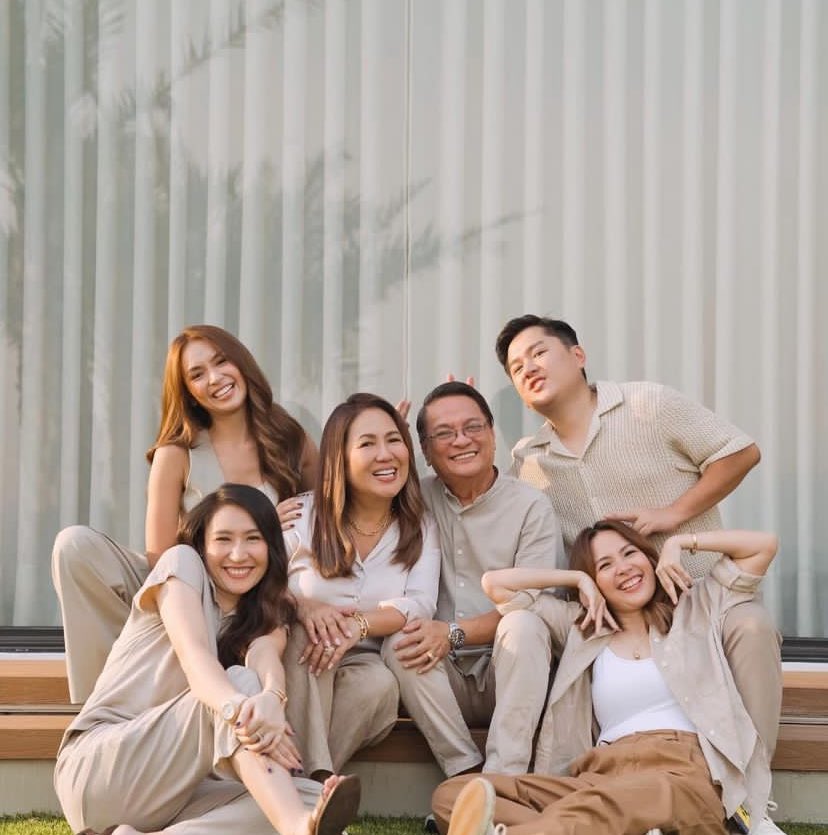 kathlozve's tweet photo. Teodore Bernardo: Businessman
Luzviminda Bernardo: Businesswoman
Kristine Chrysler Bernardo: Flight Attendant 
Kristella Carla Bernardo: Nurse 
Kevin Carlo Bernardo: Dentist 
Kathryn Chandria Bernardo: Actress, Model, Endorser, Ambassador, CEO

BERNARDO FAM SUPREMACY ✨ https://t.co/w1BzgxEDXB
