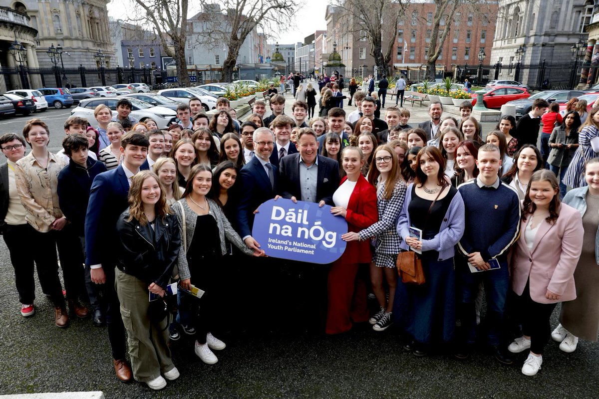 Ministers O'Gorman and O'Brien met with the 165 #DáilnanÓg participants as they wrapped up today's event in Leinster House. #SeeForYourself 📸Gallery - flic.kr/s/aHBqjBiPqb