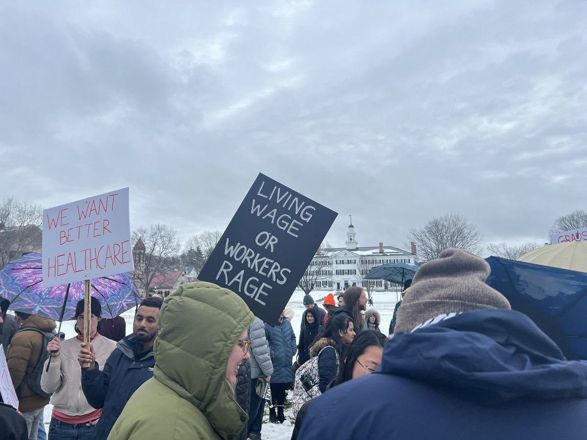 Local 560 is out on the Green to demand <a href="/dartmouth/">Dartmouth 🌲</a> offer a living wage to our graduate workers in <a href="/GOLDartmouth/">GOLD-UE</a>