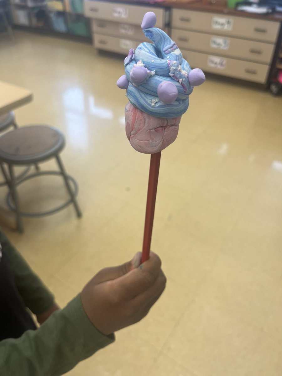 EMKArtists's tweet photo. 2nd grade artists made clay cupcake pencil toppers today and were very excited! They practiced their use of the element of art “form” and gathered inspiration from Wayne Thiebaud’s dessert art.
#EMKartists #EastWindsorRegionalSchools #studentart https://t.co/bc4jvJOpRf