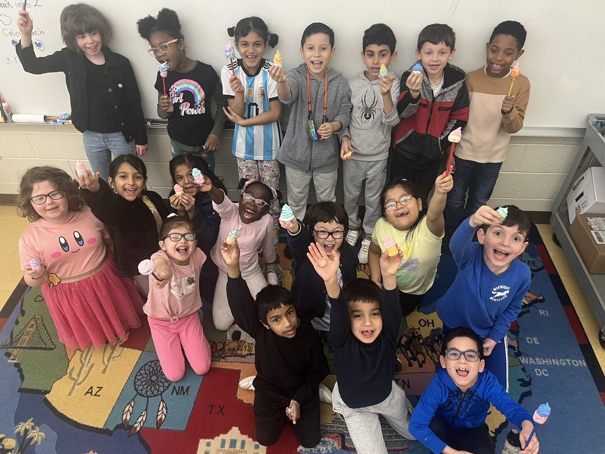 EMKArtists's tweet photo. 2nd grade artists made clay cupcake pencil toppers today and were very excited! They practiced their use of the element of art “form” and gathered inspiration from Wayne Thiebaud’s dessert art.
#EMKartists #EastWindsorRegionalSchools #studentart https://t.co/bc4jvJOpRf
