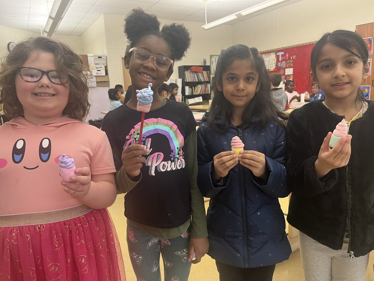 EMKArtists's tweet photo. 2nd grade artists made clay cupcake pencil toppers today and were very excited! They practiced their use of the element of art “form” and gathered inspiration from Wayne Thiebaud’s dessert art.
#EMKartists #EastWindsorRegionalSchools #studentart https://t.co/bc4jvJOpRf