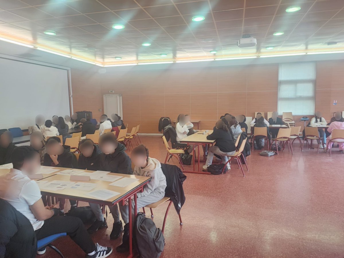 dedieu_RA's tweet photo. Ce mercredi 27 mars, 90 élèves - ambassadeurs du @Lycee_Auffray sont allés présenter leurs formations dans les collèges de Clichy - Asnières - Gennevilliers ! Bravo à eux et merci aux 9 collèges qui les ont accueillis ! #Orientation #Accompagnement #LyceePolyvalent @acversailles https://t.co/w6UwGjvB70