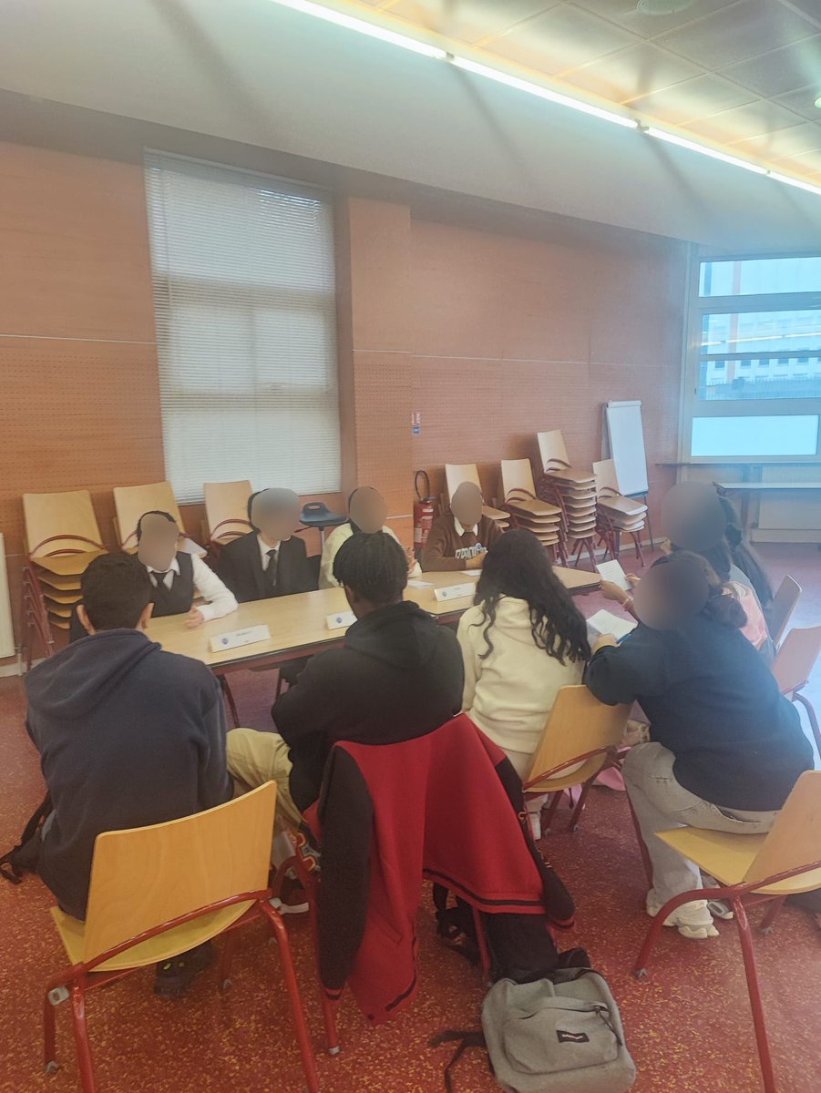 dedieu_RA's tweet photo. Ce mercredi 27 mars, 90 élèves - ambassadeurs du @Lycee_Auffray sont allés présenter leurs formations dans les collèges de Clichy - Asnières - Gennevilliers ! Bravo à eux et merci aux 9 collèges qui les ont accueillis ! #Orientation #Accompagnement #LyceePolyvalent @acversailles https://t.co/w6UwGjvB70