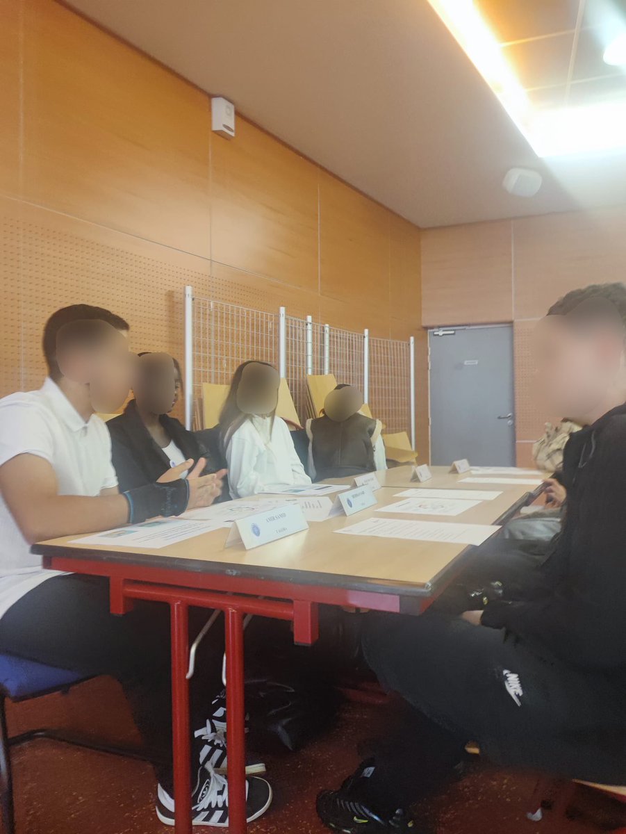 dedieu_RA's tweet photo. Ce mercredi 27 mars, 90 élèves - ambassadeurs du @Lycee_Auffray sont allés présenter leurs formations dans les collèges de Clichy - Asnières - Gennevilliers ! Bravo à eux et merci aux 9 collèges qui les ont accueillis ! #Orientation #Accompagnement #LyceePolyvalent @acversailles https://t.co/w6UwGjvB70