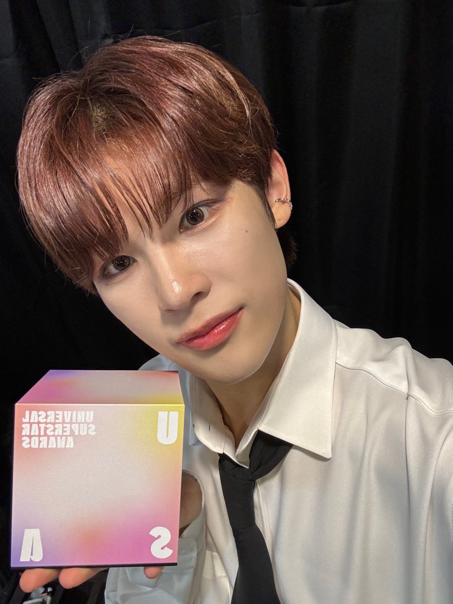 XODIAC_MEMBERS's tweet photo. [#규민🐶] 

쏘블리~~~~~ 덕분에 처음으로 참석한 시상식에서 상까지 받게 돼서 너무 고마워!! 진짜 앞으로 몇 배로 더 보답할게 사랑해🩵

#XODIAC #소디엑 #GYUMIN #규민 
#똑똑똑_귬이등장 https://t.co/YVHmfOUiHJ