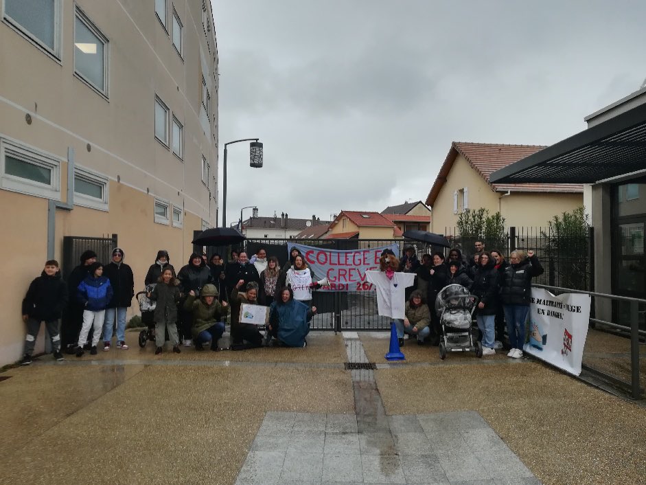 SNESVersailles's tweet photo. #Essonne 
Le collège Ronsard de #Paray-Vieille-Poste était en grève ce mardi 26 mars !
Professeurs et parents dénoncent le management destructeur de cet établissement et veulent retrouver un climat serein ! https://t.co/wK3eprkADp