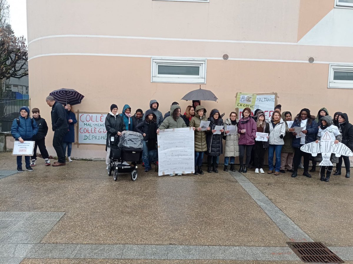 SNESVersailles's tweet photo. #Essonne 
Le collège Ronsard de #Paray-Vieille-Poste était en grève ce mardi 26 mars !
Professeurs et parents dénoncent le management destructeur de cet établissement et veulent retrouver un climat serein ! https://t.co/wK3eprkADp