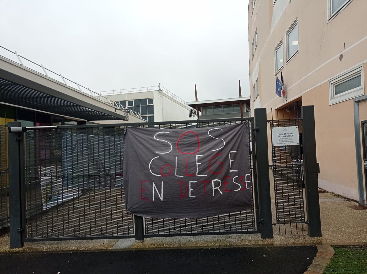 SNESVersailles's tweet photo. #Essonne 
Le collège Ronsard de #Paray-Vieille-Poste était en grève ce mardi 26 mars !
Professeurs et parents dénoncent le management destructeur de cet établissement et veulent retrouver un climat serein ! https://t.co/wK3eprkADp