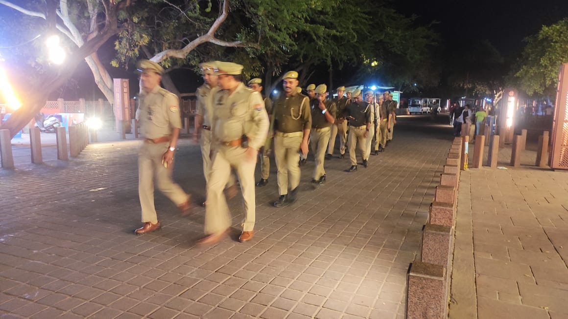 DCPCityAgra's tweet photo. #PoliceCommissionerateAgra

@DCPCityAgra @SurajRai_IPS के निर्देशन में आगामी लोकसभा चुनाव-2024 एवं कानून/शांति व्यवस्था के दृष्टिगत #थाना_ताजसुरक्षा पुलिस टीम द्वारा थाना क्षेत्रान्तर्गत संवेदनशील स्थानों एवं मार्गों पर की गई पैदल गश्त। 

#UPPolice https://t.co/0B3baJLRvD