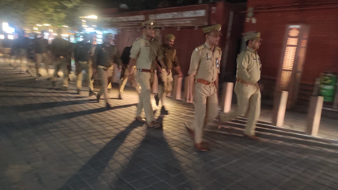 DCPCityAgra's tweet photo. #PoliceCommissionerateAgra

@DCPCityAgra @SurajRai_IPS के निर्देशन में आगामी लोकसभा चुनाव-2024 एवं कानून/शांति व्यवस्था के दृष्टिगत #थाना_ताजसुरक्षा पुलिस टीम द्वारा थाना क्षेत्रान्तर्गत संवेदनशील स्थानों एवं मार्गों पर की गई पैदल गश्त। 

#UPPolice https://t.co/0B3baJLRvD