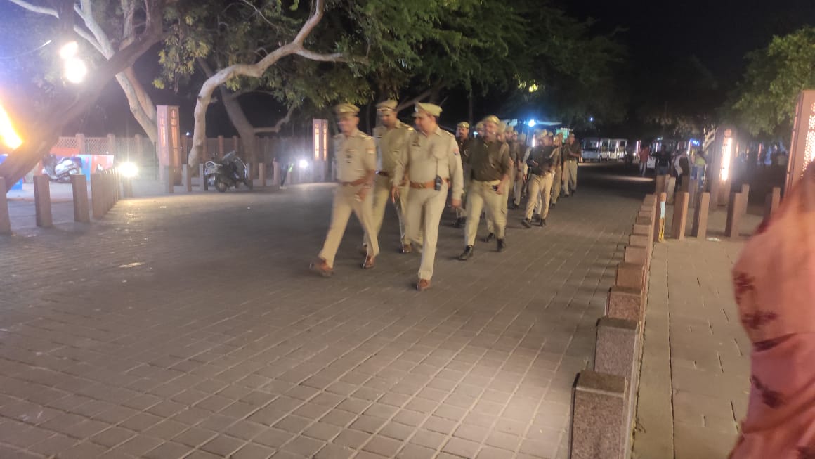 DCPCityAgra's tweet photo. #PoliceCommissionerateAgra

@DCPCityAgra @SurajRai_IPS के निर्देशन में आगामी लोकसभा चुनाव-2024 एवं कानून/शांति व्यवस्था के दृष्टिगत #थाना_ताजसुरक्षा पुलिस टीम द्वारा थाना क्षेत्रान्तर्गत संवेदनशील स्थानों एवं मार्गों पर की गई पैदल गश्त। 

#UPPolice https://t.co/0B3baJLRvD