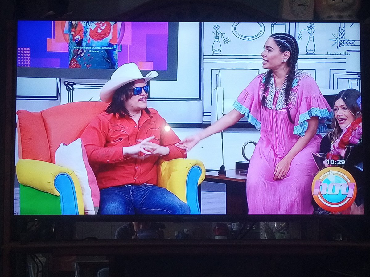 Edith96_AV's tweet photo. @programa_hoy
#elpatron
#floreselpatron https://t.co/au7yiqP7Y6
