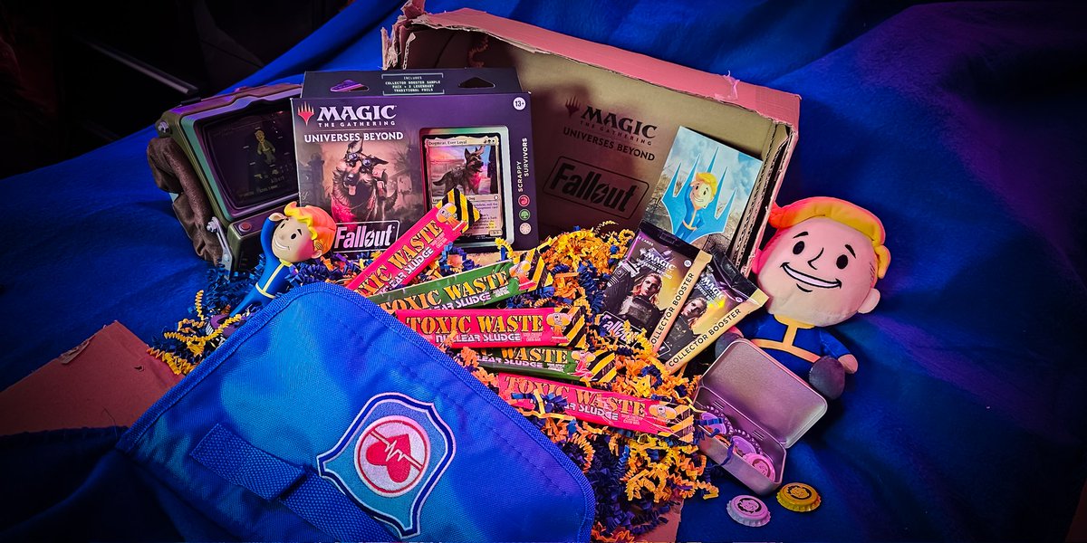 kayPOWXD's tweet photo. A BIG FAT (MAN) Thank You to @Wizards_MagicEU for this RADicool box of #MTGFallout loot! 💛💙✨️

As a Rin and Seri main, I couldn't be happier with the Commander deck! Mothman is 100% on my wishlist, too! 🔴v🔴

☢️ Loot your own: https://t.co/edXBKnRFrD [AD/Gifted/Commission] https://t.co/hjWXd14ypV