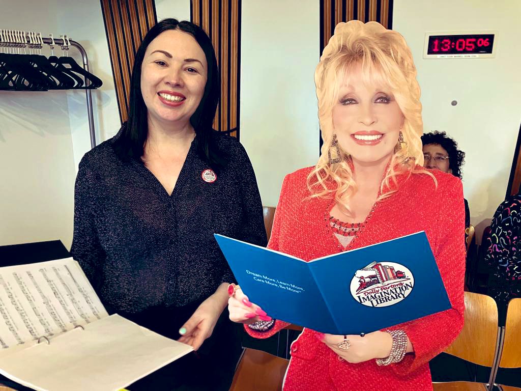 Meet the latest member of the Scottish Parliament choir. 🎶 

When Dollywood came to Holyrood 👑