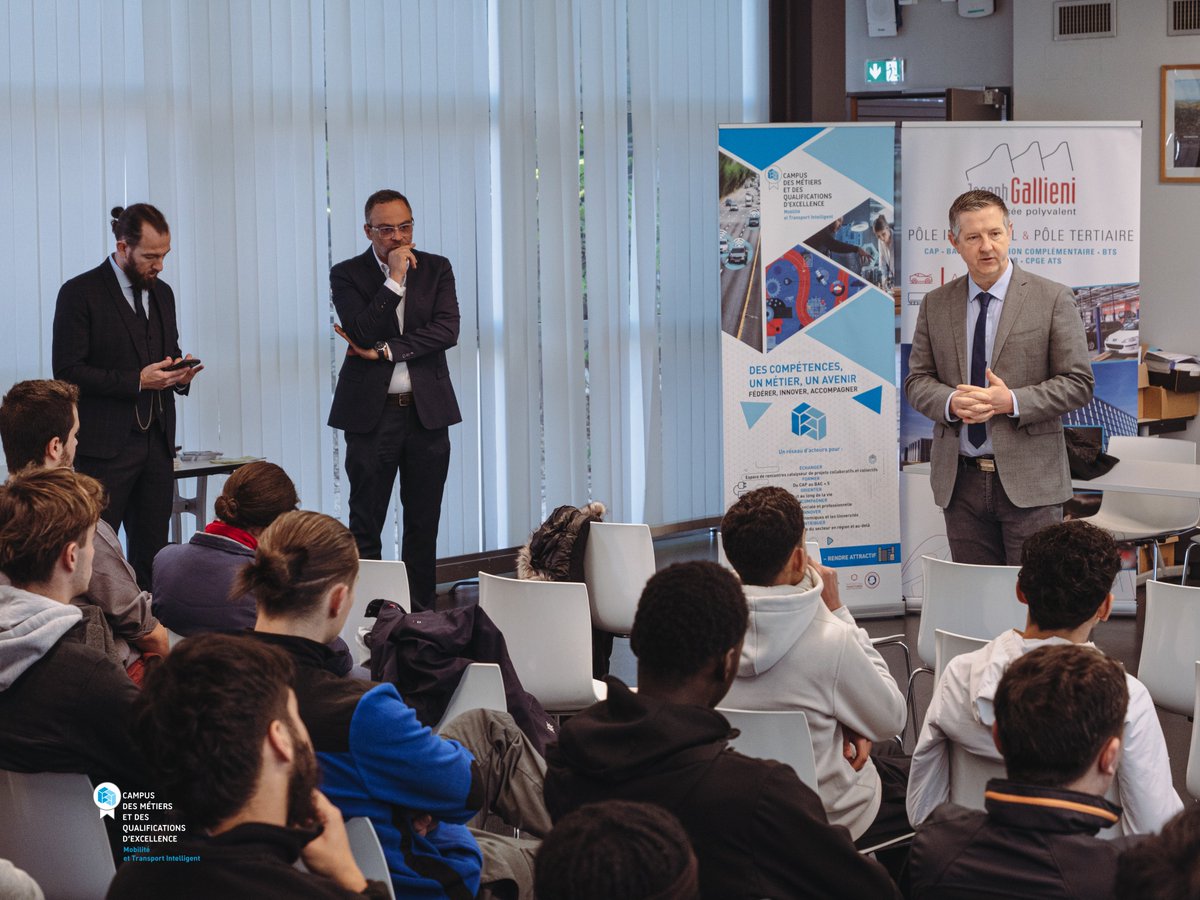 CampusMti's tweet photo. 📸🚗⚡️Le CMQ Tour a fait escale aujourd'hui au lycée @jGallieni pour le projet #MVEB. Une demi-journée riche en #conférences, #démos et #ateliers a été présentée aux élèves et enseignants. Une immersion dans le monde de la #mobilité #électrique ! 
#CMQTour https://t.co/1r60sklQya