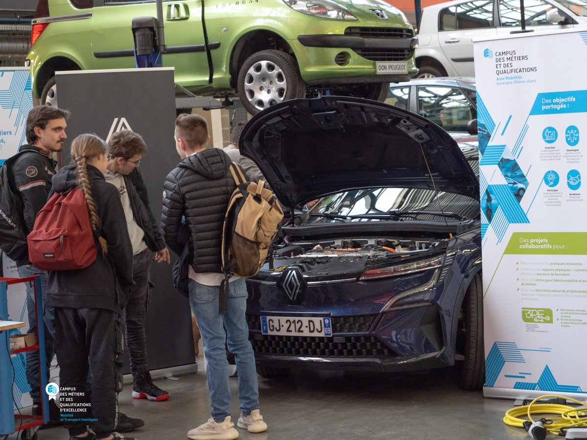 CampusMti's tweet photo. 📸🚗⚡️Le CMQ Tour a fait escale aujourd'hui au lycée @jGallieni pour le projet #MVEB. Une demi-journée riche en #conférences, #démos et #ateliers a été présentée aux élèves et enseignants. Une immersion dans le monde de la #mobilité #électrique ! 
#CMQTour https://t.co/1r60sklQya