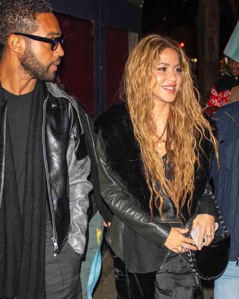 revistahash's tweet photo. Shakira, de 47 años, y Lucien, de 31, fueron captados mientras arribaban a Carbone, un restaurante de comida italiana de Nueva York. De acuerdo a medios internacionales, luego de terminar su cena, se trasladaron a The Mulberry, un bar conocido entre las celebridades de Hollywood. https://t.co/qX0x96lVlx
