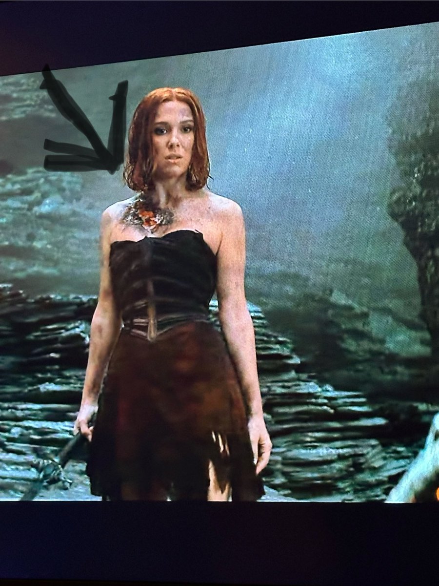 tivers17's tweet photo. @JCFresnadillo Her burn scar is on opposite shoulders in back to back scenes. https://t.co/2tVx6heSJO