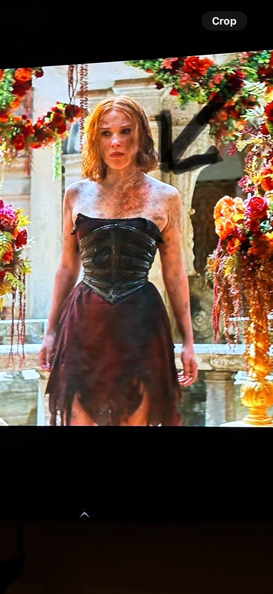 tivers17's tweet photo. @JCFresnadillo Her burn scar is on opposite shoulders in back to back scenes. https://t.co/2tVx6heSJO