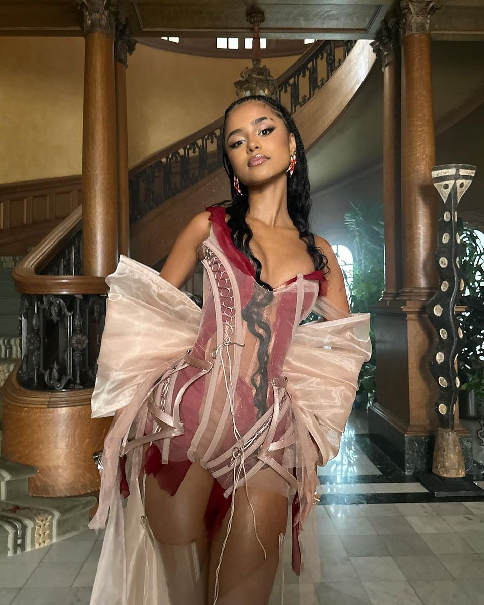 TylaHub's tweet photo. Tyla (@Tyllaaaaaaa) looking like a work of ART on the set of her most recent music video 🎨 https://t.co/Rz2YLpbwjM