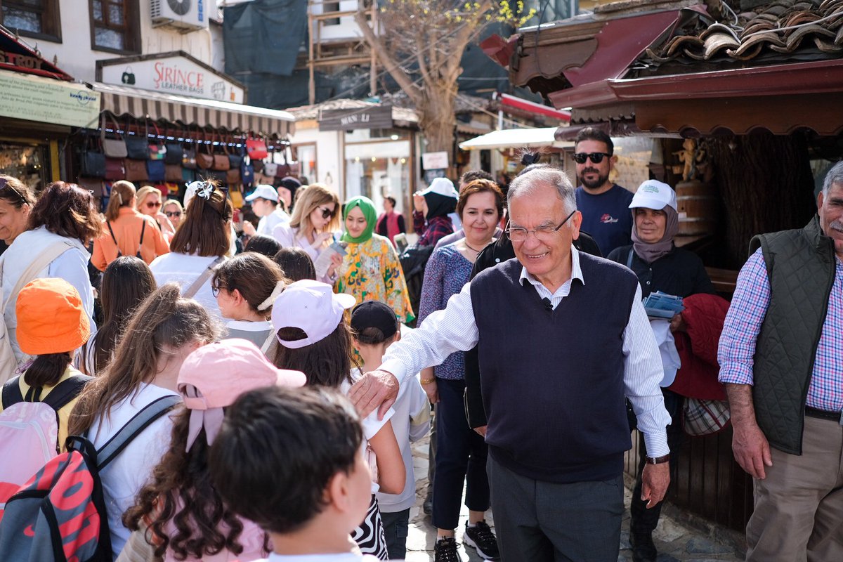 Rekabet etmekten kaçmaz; güneş altında vatandaşlarımızla kucaklaşmaktan korkmayız. Şirince'de bir araya geldiğimiz vatandaşlarımızla mahallemizde hayata geçireceğimiz projeleri paylaştık. Bugünü saymıyoruz. Biraz daha sabır, kaldı 4 gün...