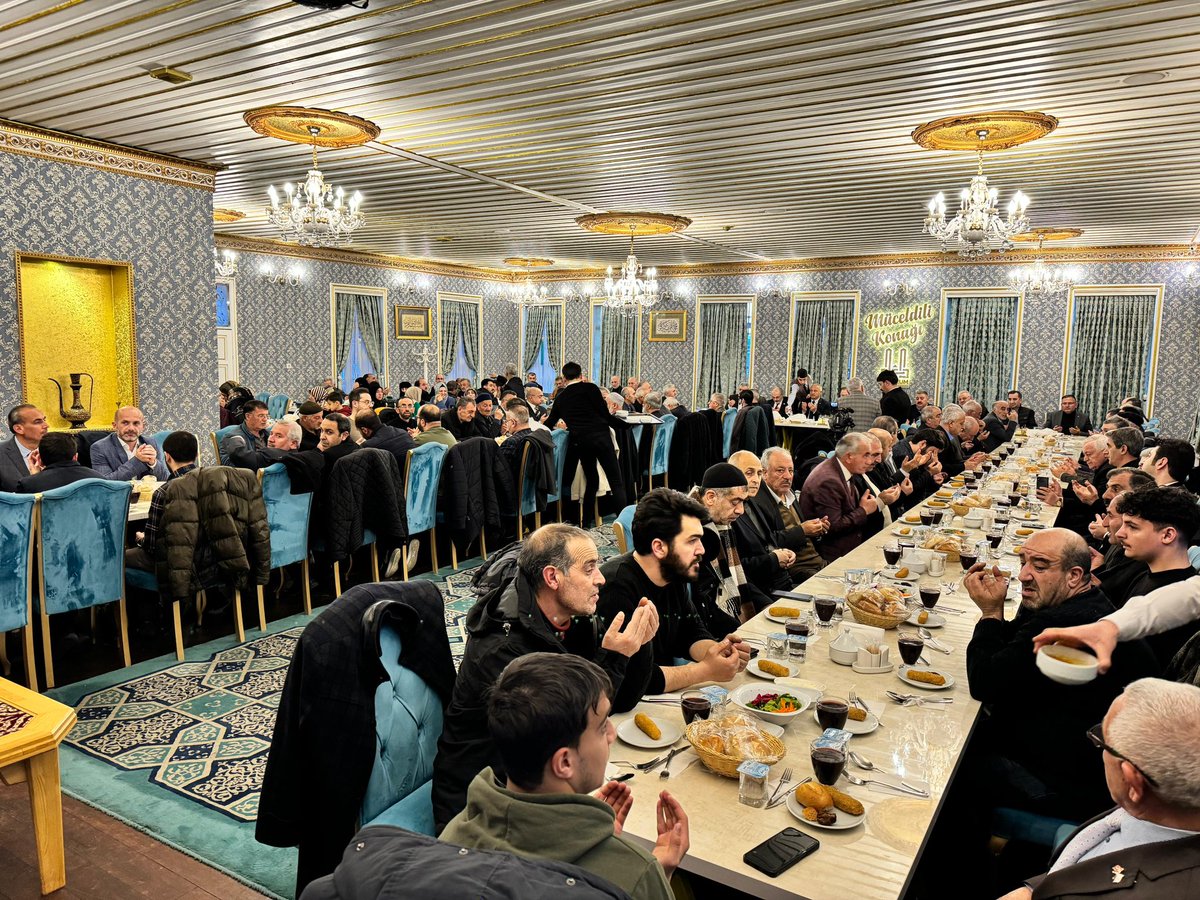 etavlasoglu's tweet photo. Müceldili Konağı’nda Erzurum Milli Görüşçü Kardeşler ile İftar Yemeği’nde bir araya geldik. 

Ramazan-ı Şerif’imizi muhabbet ve huzur dolu bir şekilde kardeşlerimizle birlikte yaşatan Rabbimize şükürler olsun. https://t.co/DBFFFp7FjH