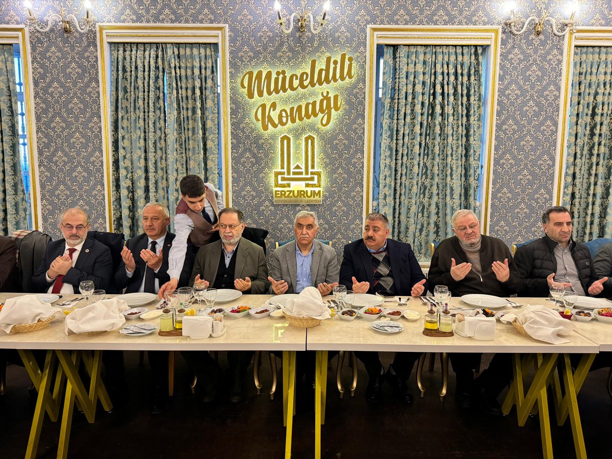 etavlasoglu's tweet photo. Müceldili Konağı’nda Erzurum Milli Görüşçü Kardeşler ile İftar Yemeği’nde bir araya geldik. 

Ramazan-ı Şerif’imizi muhabbet ve huzur dolu bir şekilde kardeşlerimizle birlikte yaşatan Rabbimize şükürler olsun. https://t.co/DBFFFp7FjH