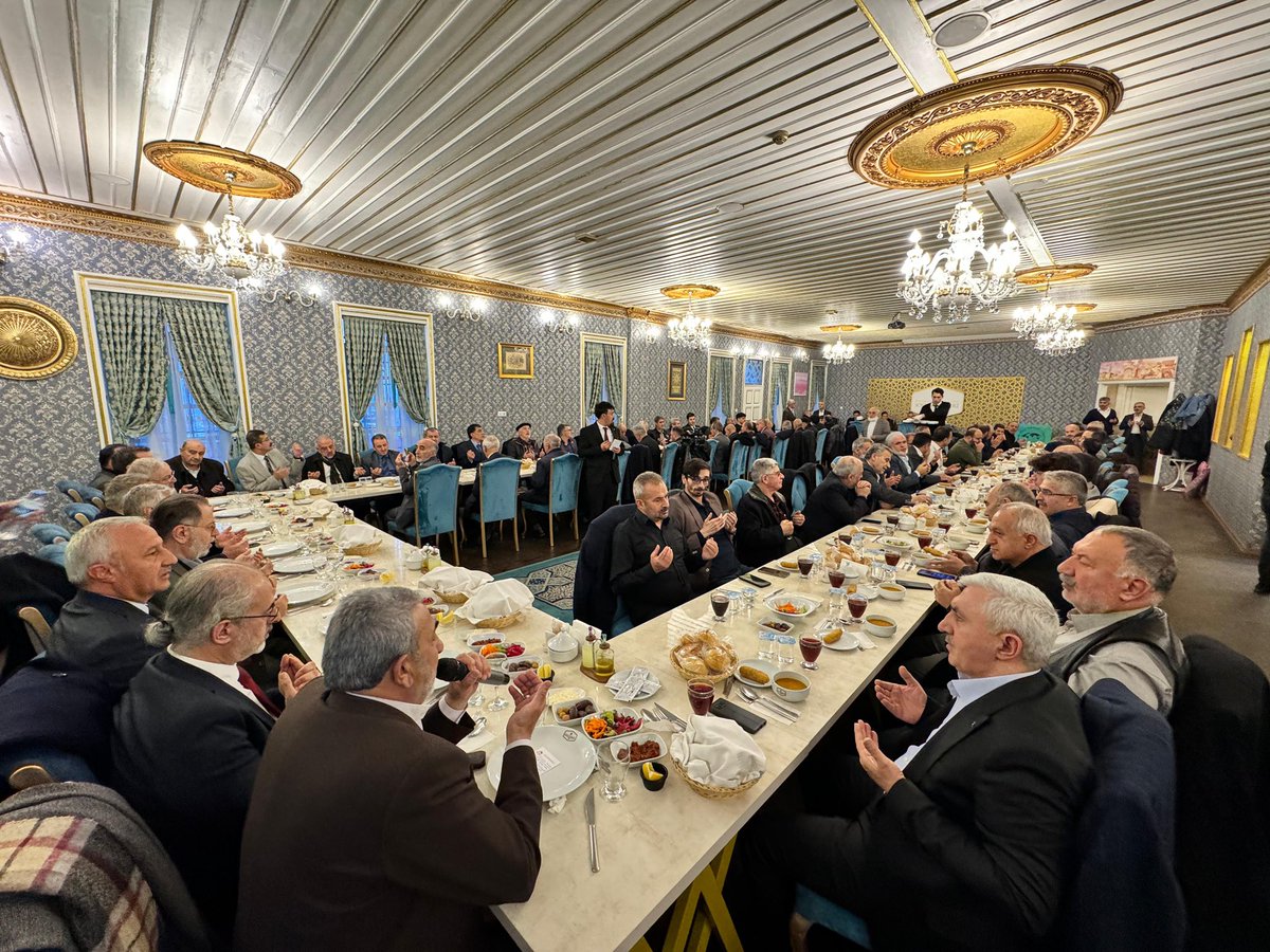 etavlasoglu's tweet photo. Müceldili Konağı’nda Erzurum Milli Görüşçü Kardeşler ile İftar Yemeği’nde bir araya geldik. 

Ramazan-ı Şerif’imizi muhabbet ve huzur dolu bir şekilde kardeşlerimizle birlikte yaşatan Rabbimize şükürler olsun. https://t.co/DBFFFp7FjH