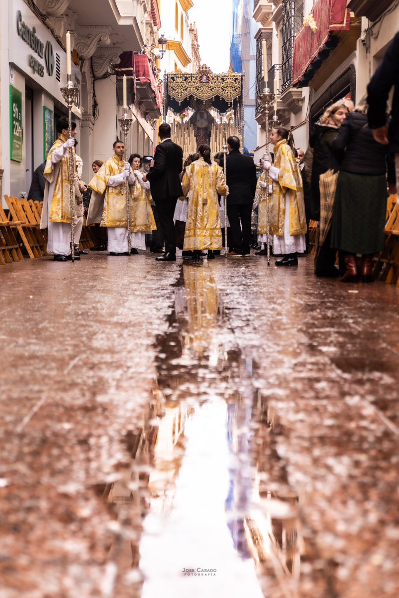 En la vida, siempre de frente.

#SSantaSevilla24