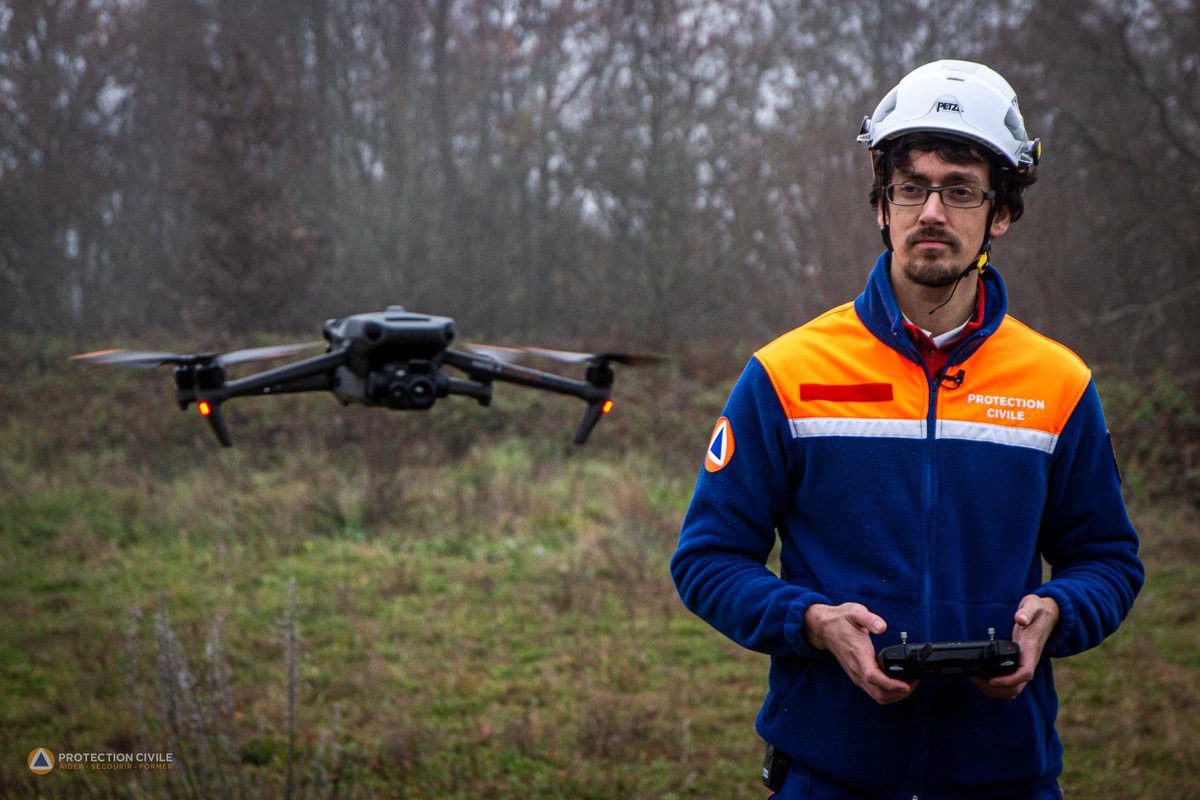 ProtecCivilefr's tweet photo. Le saviez-vous ? 🤔

La Protection Civile du Tarn dispose d'une unité spécialisée dans l'utilisation de drones, comme le DJI Mavic 3T qui vient en appui aux équipes cynotechniques, de recherche et de sauvetage. https://t.co/HozAjvdAQ3