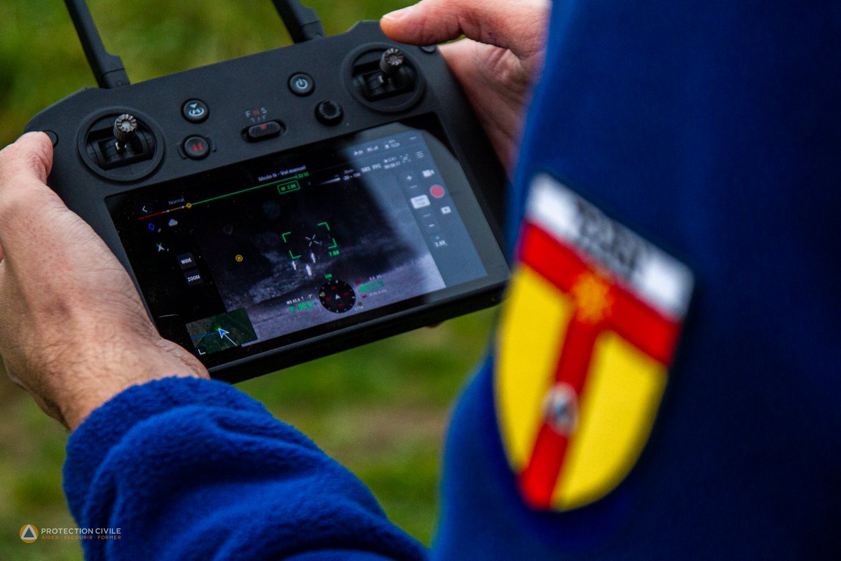 ProtecCivilefr's tweet photo. Le saviez-vous ? 🤔

La Protection Civile du Tarn dispose d'une unité spécialisée dans l'utilisation de drones, comme le DJI Mavic 3T qui vient en appui aux équipes cynotechniques, de recherche et de sauvetage. https://t.co/HozAjvdAQ3