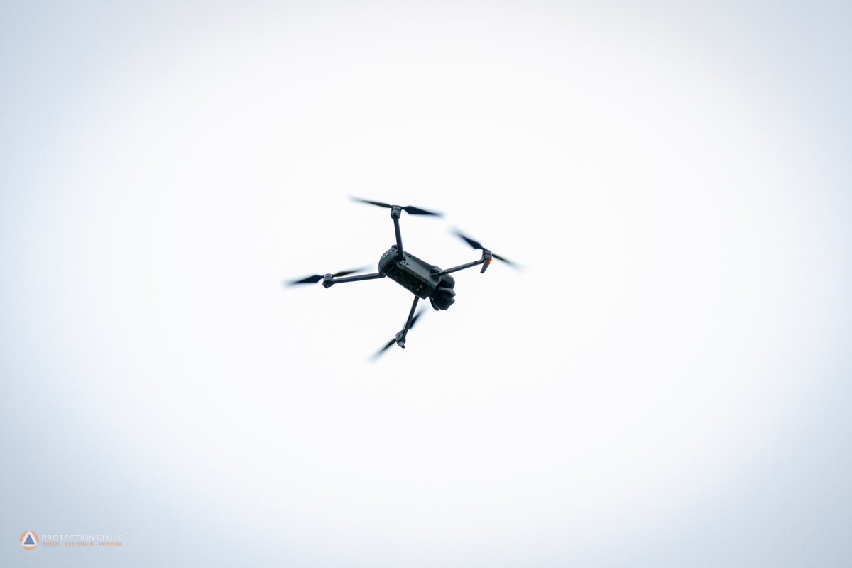 ProtecCivilefr's tweet photo. Le saviez-vous ? 🤔

La Protection Civile du Tarn dispose d'une unité spécialisée dans l'utilisation de drones, comme le DJI Mavic 3T qui vient en appui aux équipes cynotechniques, de recherche et de sauvetage. https://t.co/HozAjvdAQ3