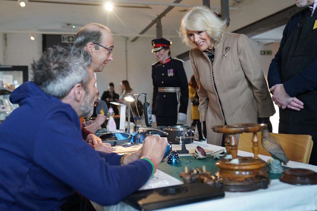 RoyalFamily's tweet photo. The Queen has joined volunteers of the @RoyalVolService at the recently restored Shrewsbury Flaxmill Maltings.

🏭 The site is an @HistoricEngland project, which showcases the great contribution by Shrewsbury to the world of manufacturing and innovation. https://t.co/jC8NIp2ITM