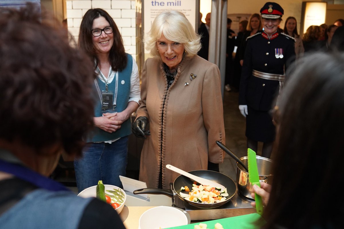 The Queen has joined volunteers of the @RoyalVolService at the recently restored Shrewsbury Flaxmill Maltings. 🏭 The site is an @HistoricEngland project, which showcases the great contribution by Shrewsbury to the world of manufacturing and innovation.