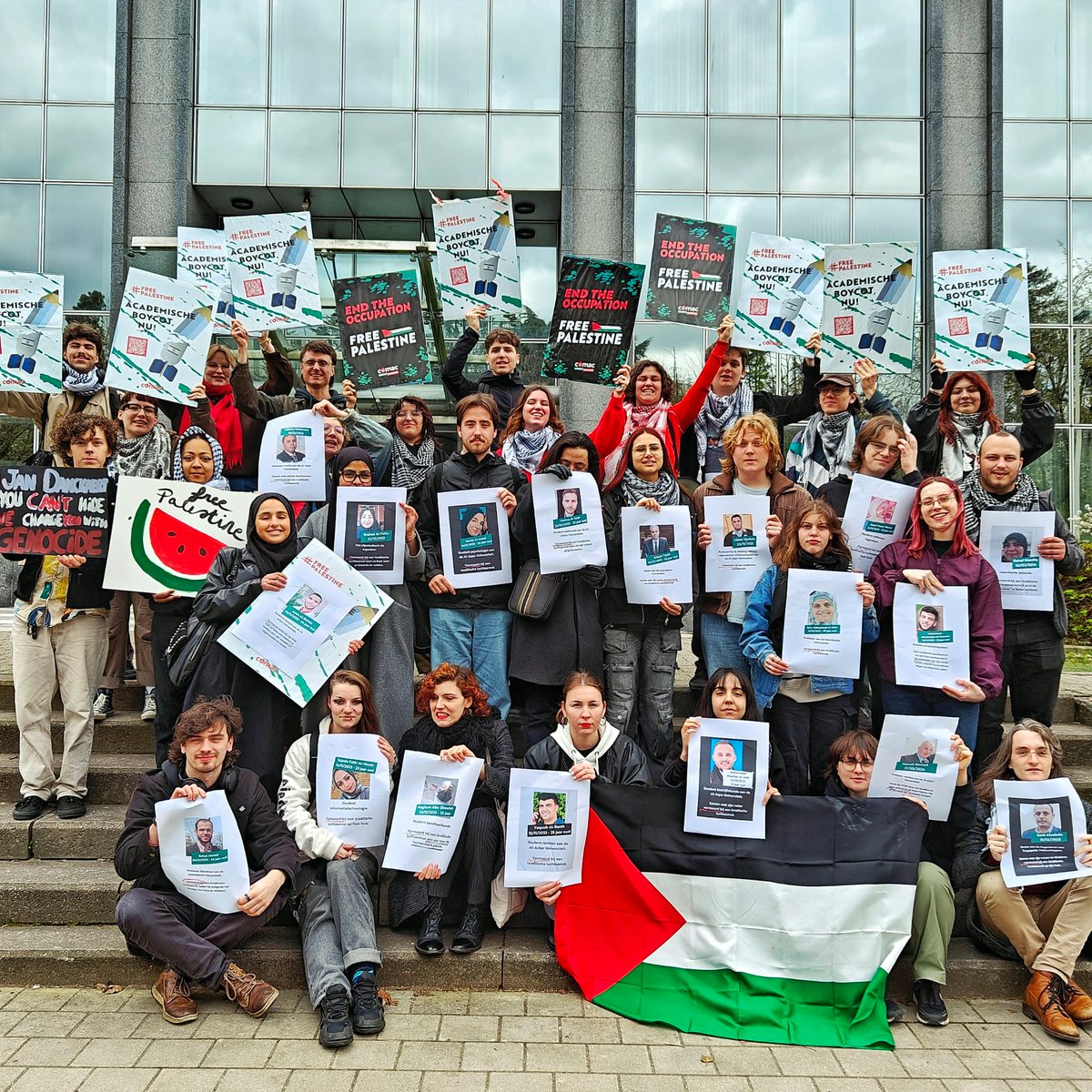 Daarnet gaven wij 7.500 handtekeningen voor een academische boycot af aan de voorzitter van de koepel van Vlaamse universiteiten! @DanckaertJan Wij zetten door tot er een boycot komt. Teken onze petitie: comac-studenten.be/freepalestine