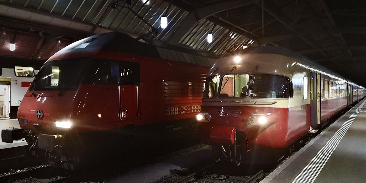 steschny's tweet photo. Neu trifft Alt. 😍😍 Spät am Abend im August 2020, als ich mit Markus Leutwyler unterwegs war, haben wir den #TransEuropExpress am Zürcher Hauptbahnhof angetroffen. Daneben steht eine stolze #Lok2000 #Re460
#Eisenbahn #Nostalgie #TEE #SBBHistoric #ÖVLive https://t.co/CUjzoqs8Hw