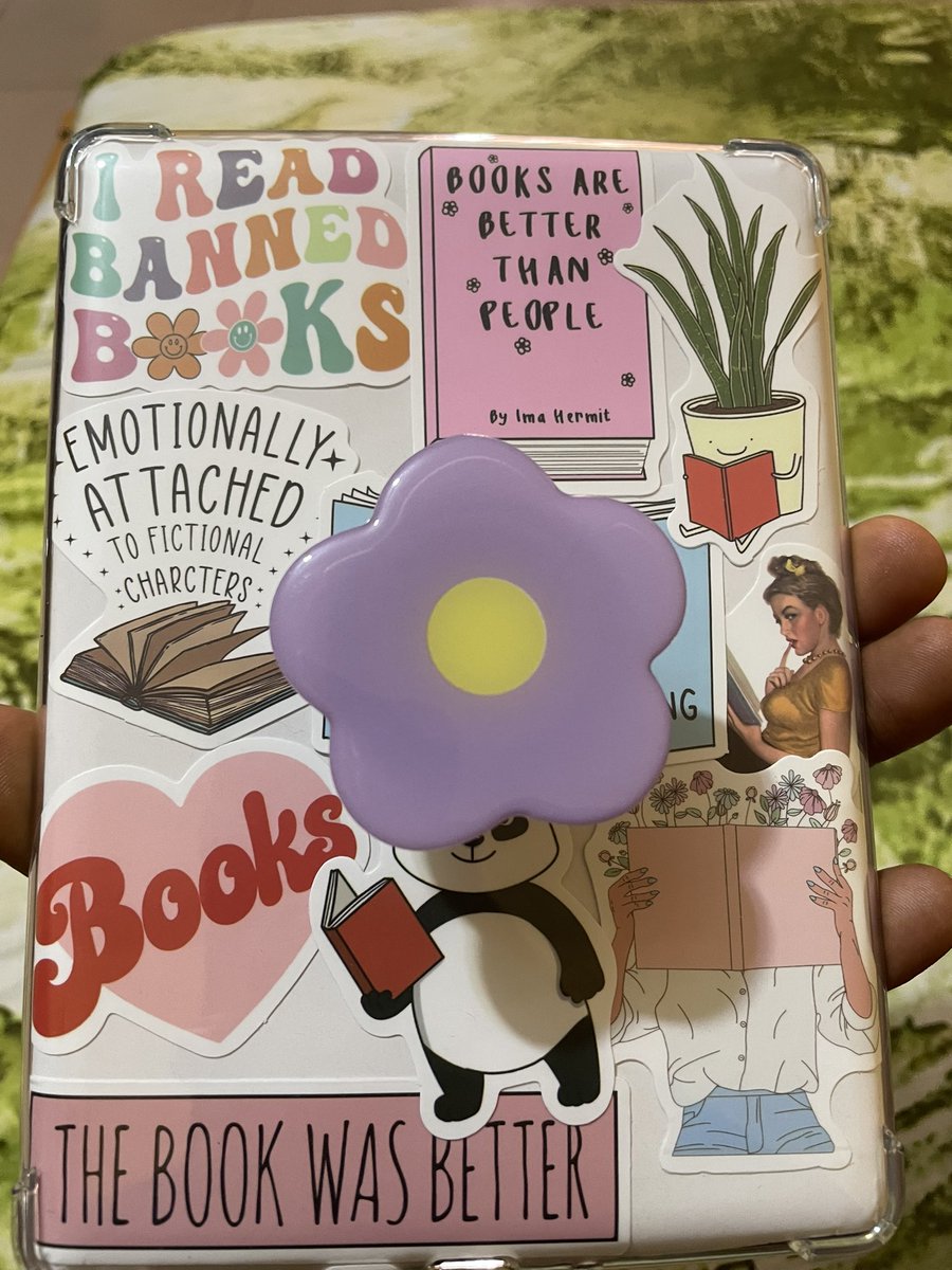 Olaniyan_Remmy's tweet photo. books i have read this past week
I definitely read faster on my kindle(no way i would have read 3 different paperbacks in a week)

last frame is me showing off my kindle stickers🤭 https://t.co/kmVZM8aS24