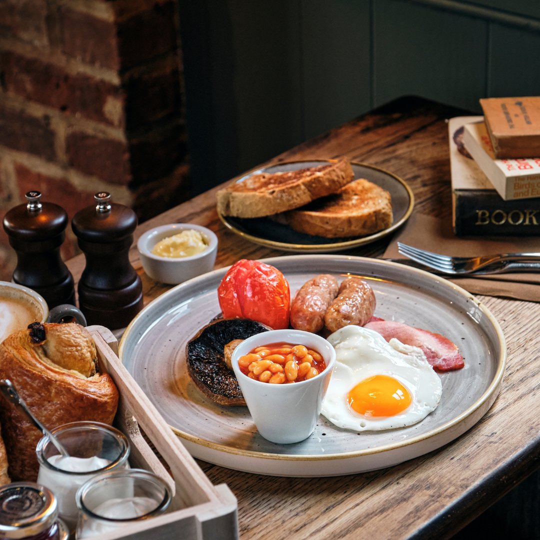 Don't fancy cooking over the long weekend? Whether you're wanting to start your Good Friday with a hearty breakfast, or finish your Easter with a delicious Sunday roast, leave the cooking to the professionals at @3_Blackbirds! Look at what's on offer here discovernewmarket.co.uk/places/the-thr…
