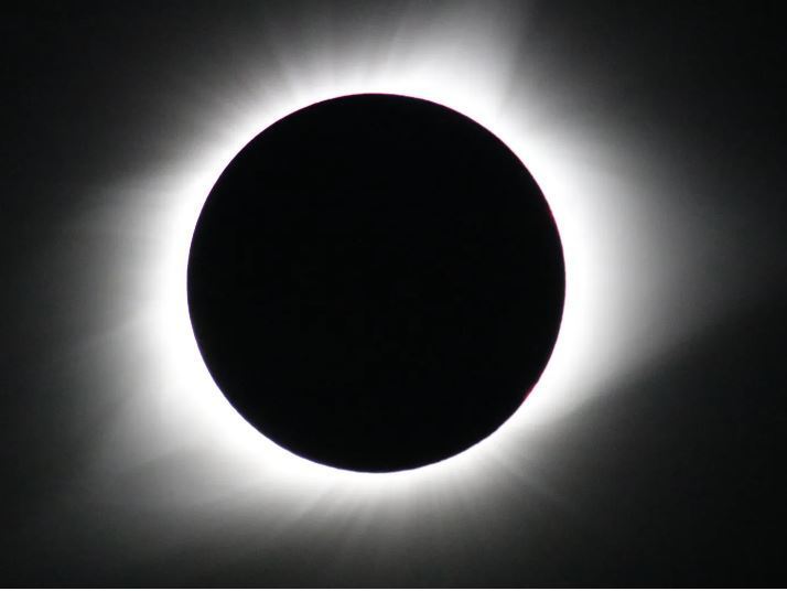 CommerceMiddle's tweet photo. Solar Eclipse ~ April 2024 https://t.co/fYNzDlLRYA https://t.co/Jdf0kxGjc8