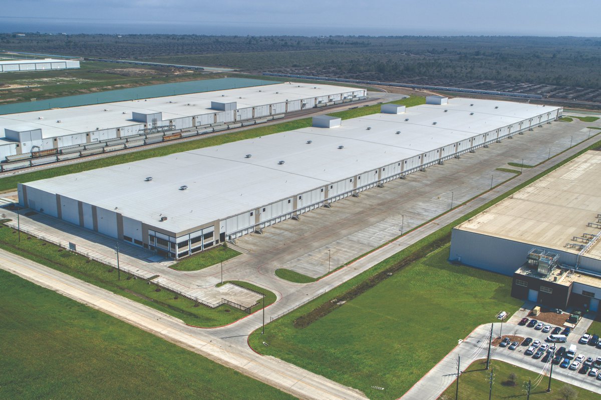 BRRarchitecture's tweet photo. @Capdevpartner tasked BRR to design Cedar Port Logistics Center II. We noted a unique feature: railway to semi-truck cross-dock access. The warehouse receives, processes and loads parcels under one roof. This 800K SF facility is in Baytown, TX. https://t.co/6JNtLPaKLA https://t.co/OnKEkv5sj8