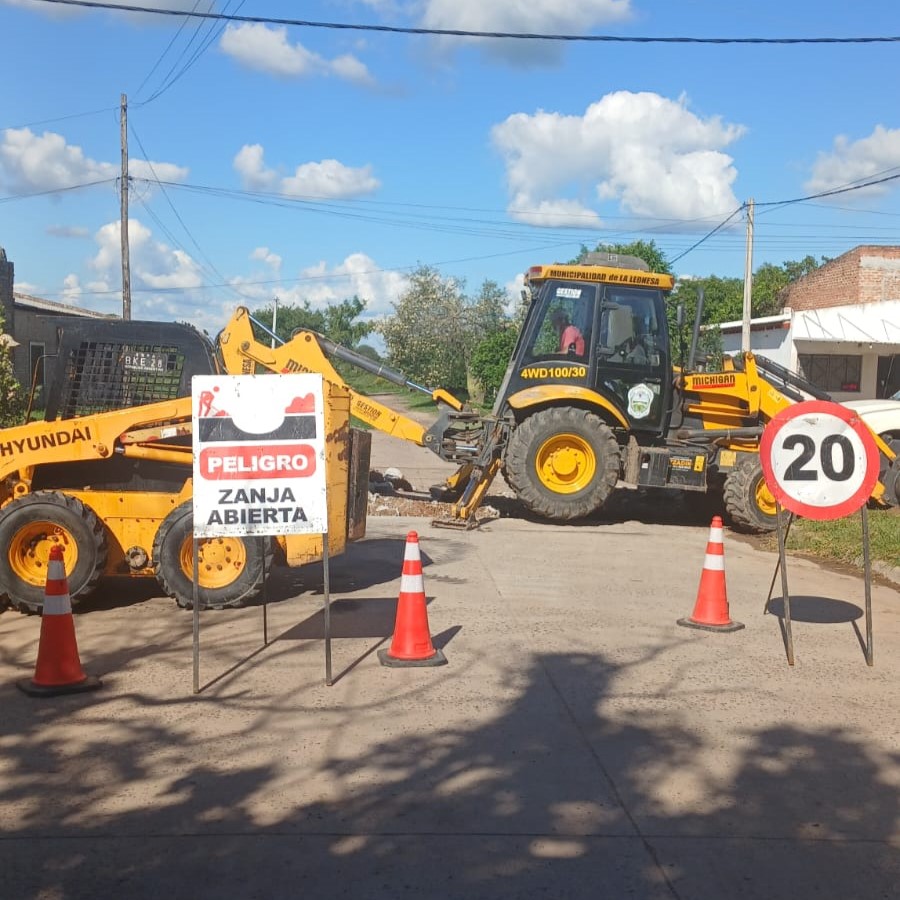 chacosameep's tweet photo. 🚧 Operativos para mejorar el servicio de efluentes 🕳️
👷♂️ Agentes de la empresa realizaron el recambio de cañería cloacal para optimizar el sistema en 📍 #LaLeonesa https://t.co/quU1h8kqZM