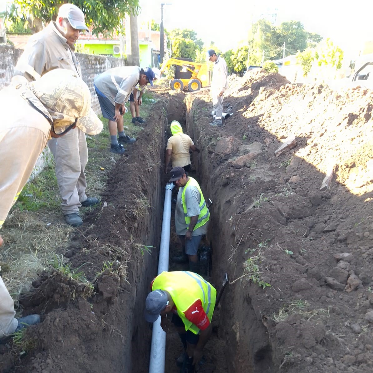 chacosameep's tweet photo. 🚧 Operativos para mejorar el servicio de efluentes 🕳️
👷♂️ Agentes de la empresa realizaron el recambio de cañería cloacal para optimizar el sistema en 📍 #LaLeonesa https://t.co/quU1h8kqZM