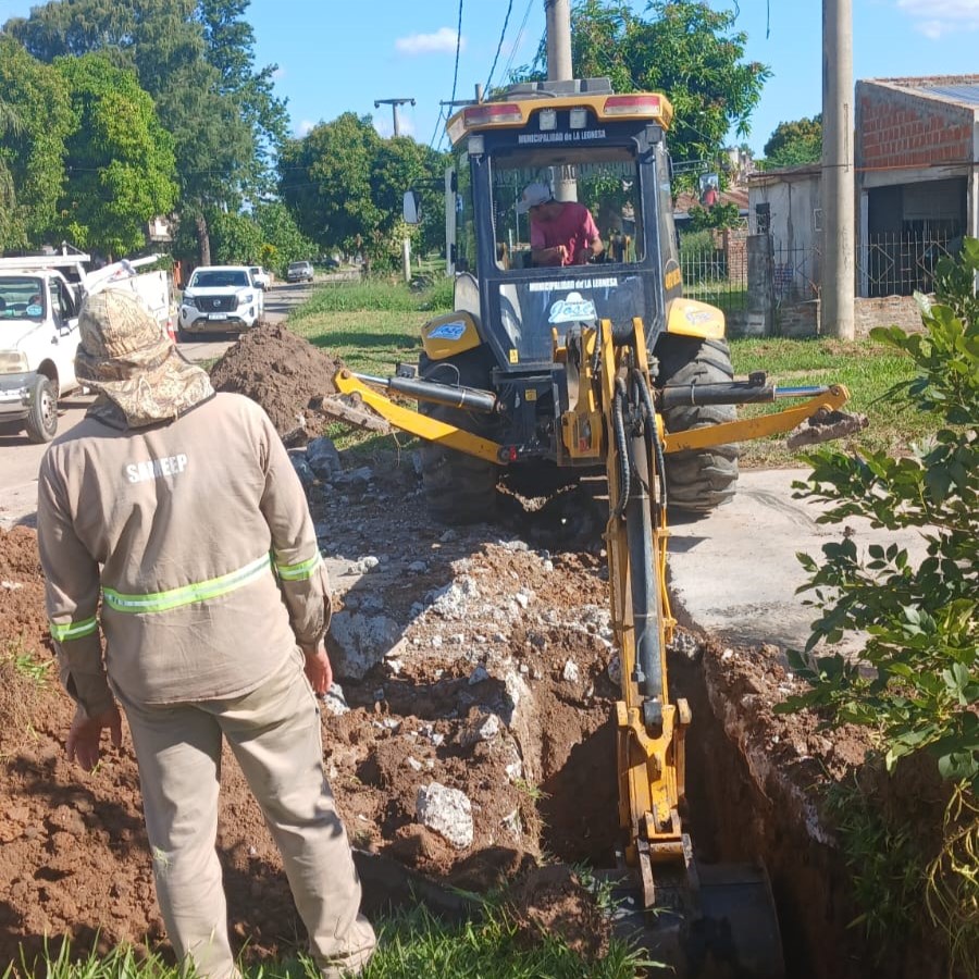 chacosameep's tweet photo. 🚧 Operativos para mejorar el servicio de efluentes 🕳️
👷♂️ Agentes de la empresa realizaron el recambio de cañería cloacal para optimizar el sistema en 📍 #LaLeonesa https://t.co/quU1h8kqZM