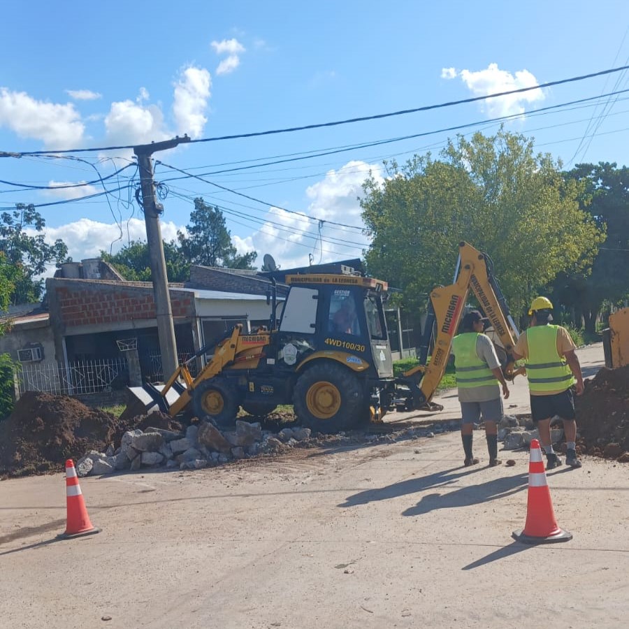 chacosameep's tweet photo. 🚧 Operativos para mejorar el servicio de efluentes 🕳️
👷♂️ Agentes de la empresa realizaron el recambio de cañería cloacal para optimizar el sistema en 📍 #LaLeonesa https://t.co/quU1h8kqZM