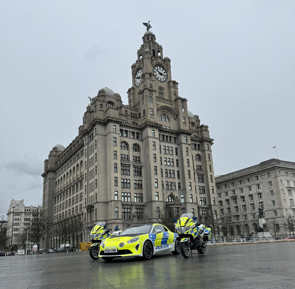 Been filming down at the #PierHead today! Fantastic backdrop of @RoyalLiver1911 talking all things #Motorcycle and #IOMTT! @AlpineCentreUK creating plenty of interest also! @BMWMotorradUK @PVLUK @Redtronic @Merseysidersp